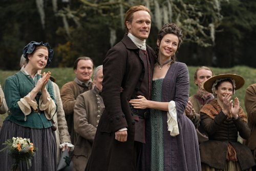 Jaime y Claire Fraser durante la boda de Brianna en la quinta temporada de 'Outlander'