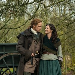 Sam Heughan y Caitriona Balfe posan en su jardín en la quinta temporada de 'Outlander'