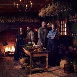 La familia Fraser en la cocina de la casa familiar en la quinta temporada de 'Outlander'