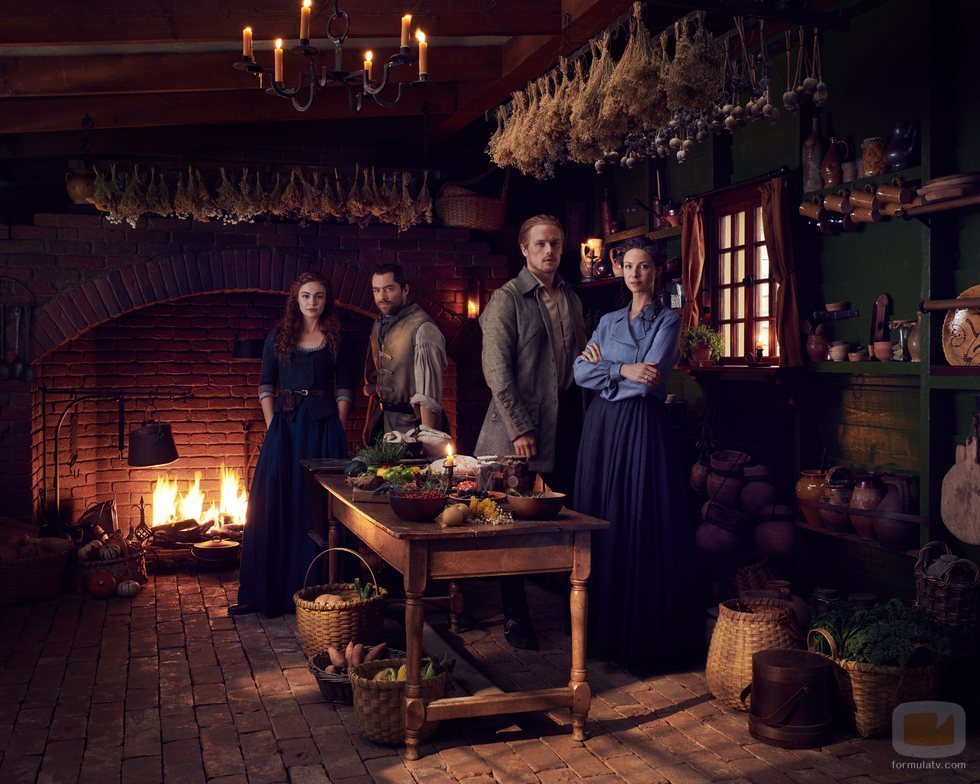 La familia Fraser en la cocina de la casa familiar en la quinta temporada de 'Outlander'
