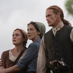Claire, Jamie y Brianna Fraser en  la quinta temporada de 'Outlander'