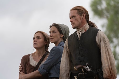Claire, Jamie y Brianna Fraser en  la quinta temporada de 'Outlander'