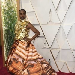 Billy Porter posa en la alfombra roja de los Oscar 2020