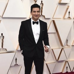 Mario Lopez posa en la alfombra roja de los Oscar 2020