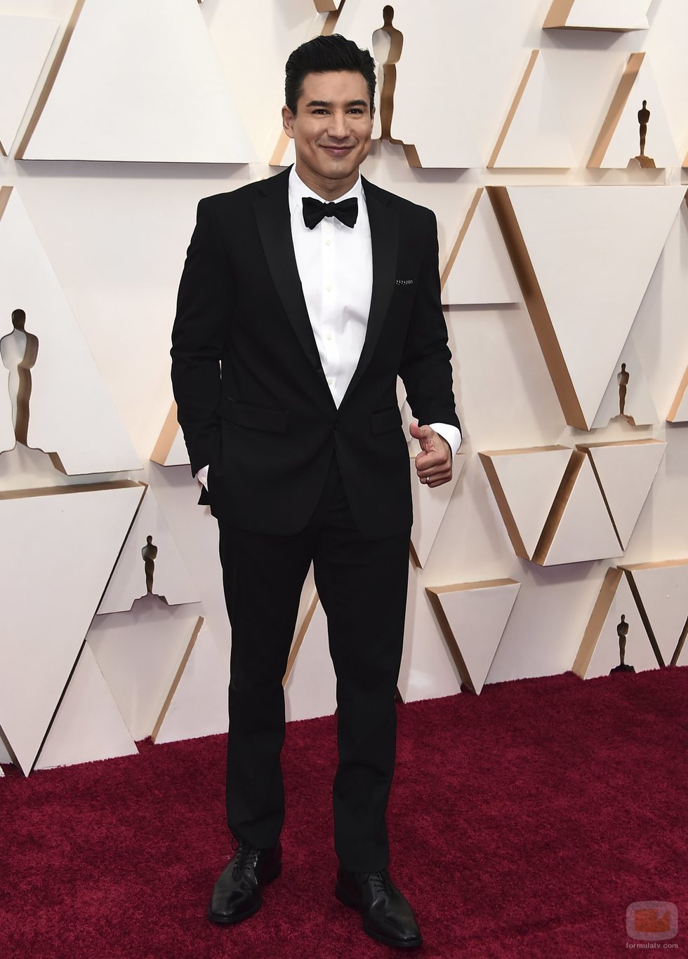 Mario Lopez posa en la alfombra roja de los Oscar 2020