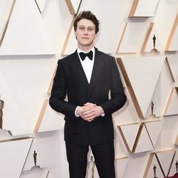 George MacKay posa en la alfombra roja de los Oscar 2020