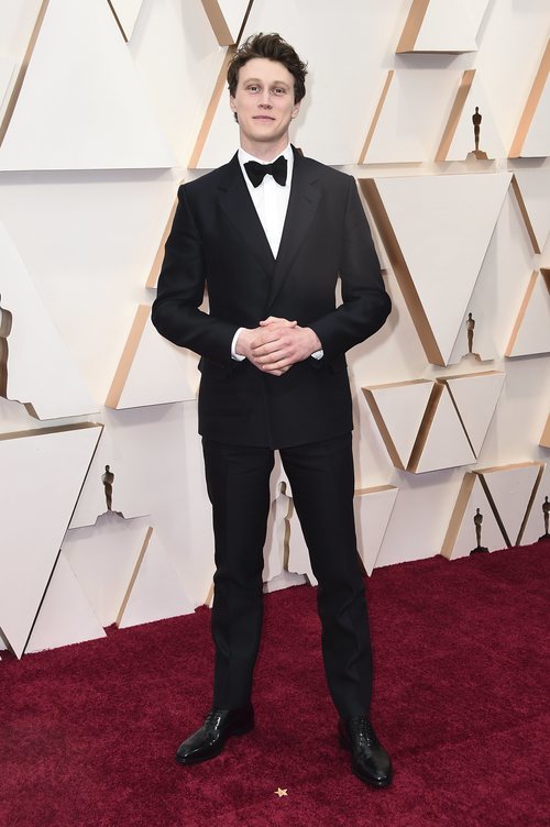 George MacKay posa en la alfombra roja de los Oscar 2020