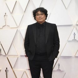 Bong Joon-ho posa en la alfombra roja de los Oscar 2020