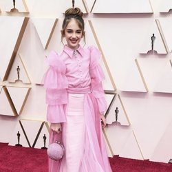 Julia Butters posa en la alfombra roja de los Oscar 2020