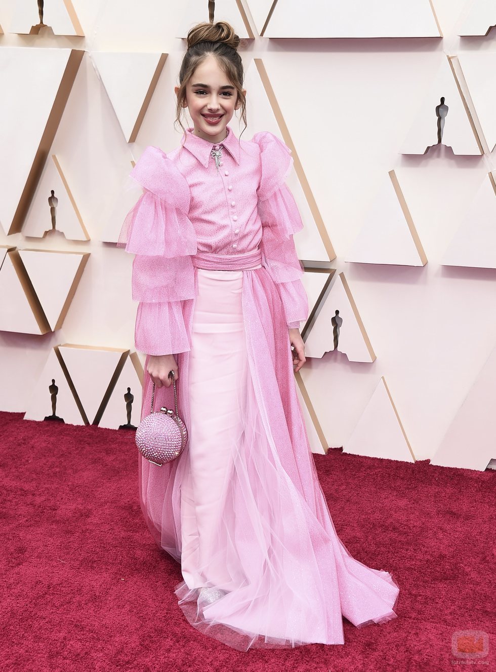 Julia Butters posa en la alfombra roja de los Oscar 2020
