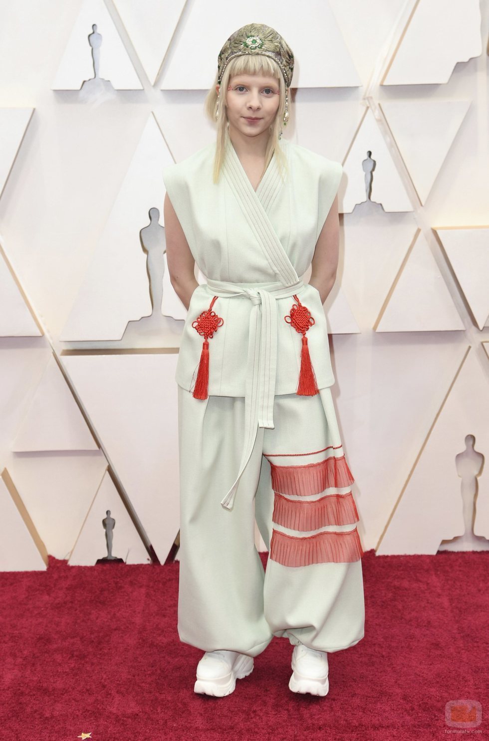 Aurora posa en la alfombra roja de los Oscar 2020
