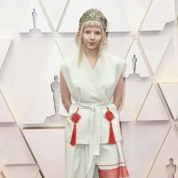 Aurora posa en la alfombra roja de los Oscar 2020