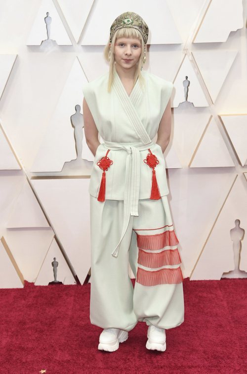 Aurora posa en la alfombra roja de los Oscar 2020