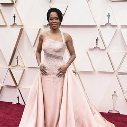 Regina King posa en la alfombra roja de los Oscar 2020