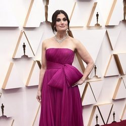 Idina Menzel posa en la alfombra roja de los Oscar 2020