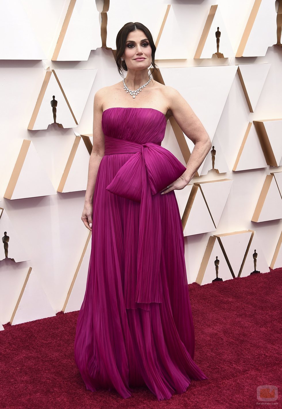 Idina Menzel posa en la alfombra roja de los Oscar 2020