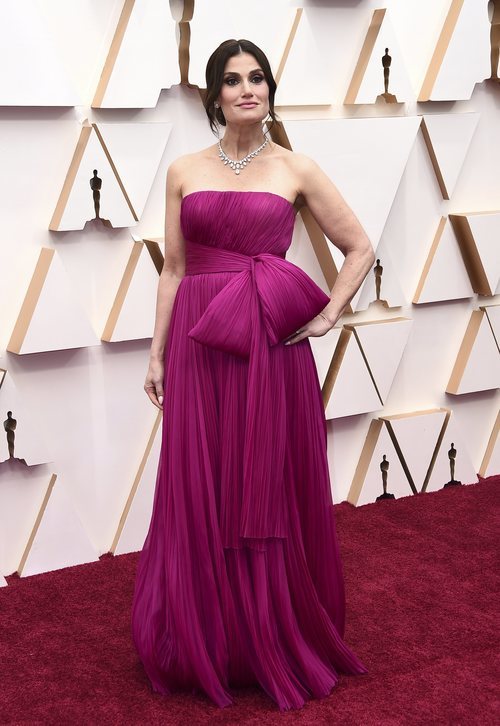 Idina Menzel posa en la alfombra roja de los Oscar 2020