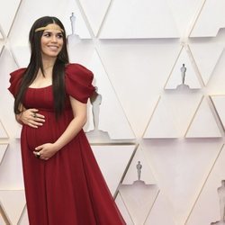 America Ferrera posa en la alfombra roja de los Oscar 2020