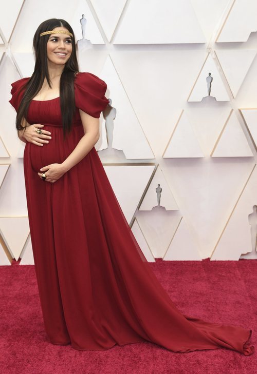 America Ferrera posa en la alfombra roja de los Oscar 2020