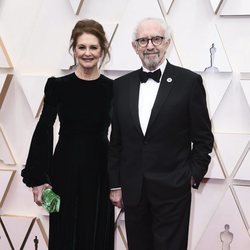 Kate Fahy y Jonathan Pryce posan en la alfombra roja de los Oscar 2020