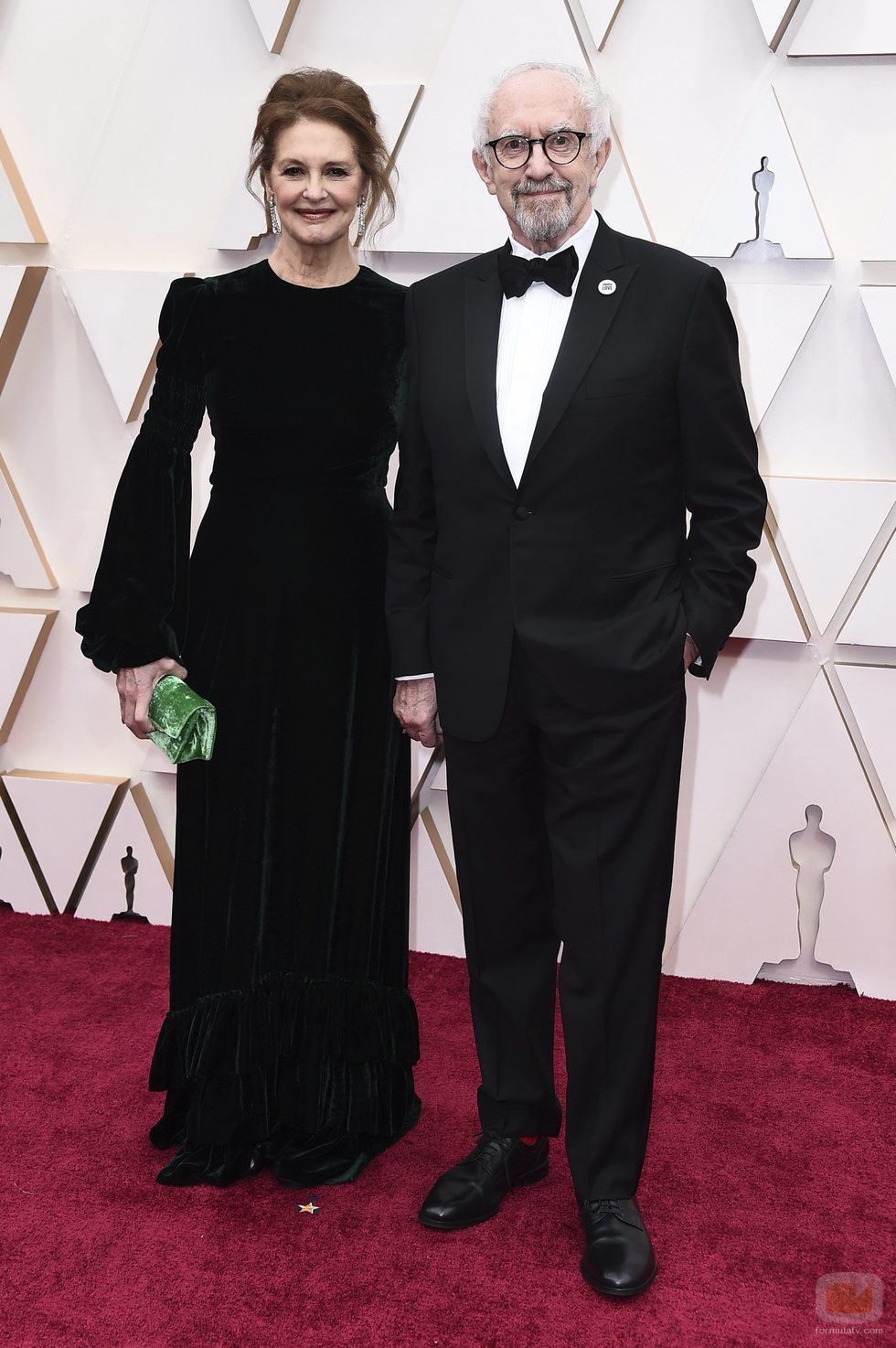 Kate Fahy y Jonathan Pryce posan en la alfombra roja de los Oscar 2020
