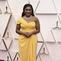 Mindy Kaling posa en la alfombra roja de los Oscar 2020