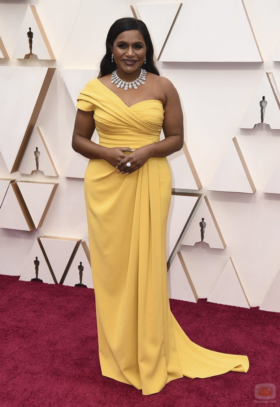 Mindy Kaling posa en la alfombra roja de los Oscar 2020