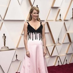 Laura Dern posa en la alfombra roja de los Oscar 2020