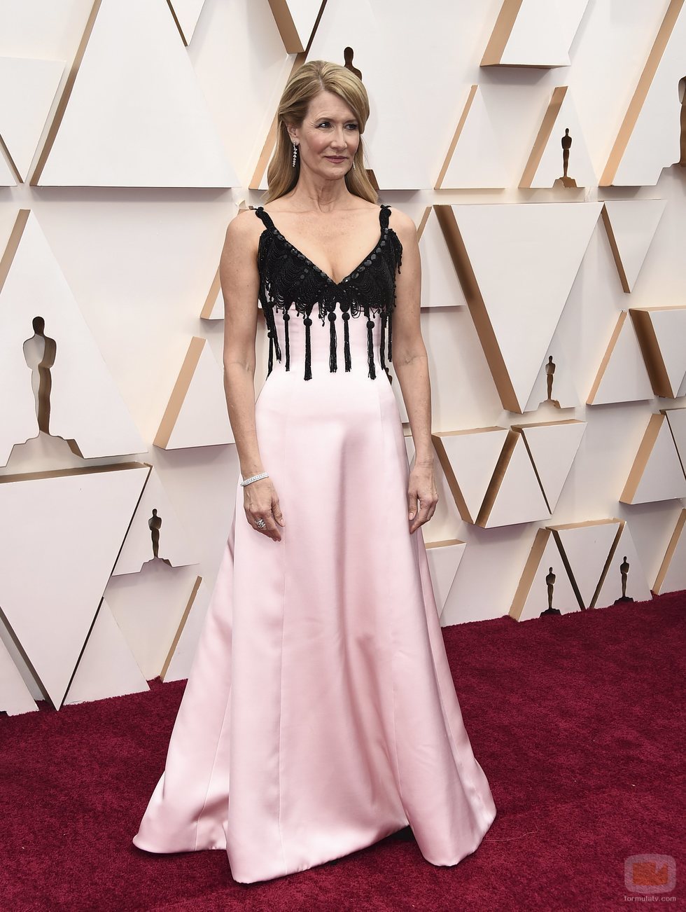Laura Dern posa en la alfombra roja de los Oscar 2020