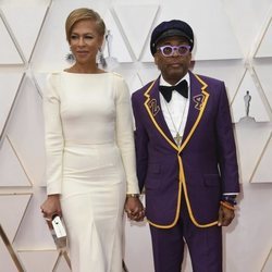 Tonya Lewis Lee y Spike Lee posan en la alfombra roja de los Oscar 2020