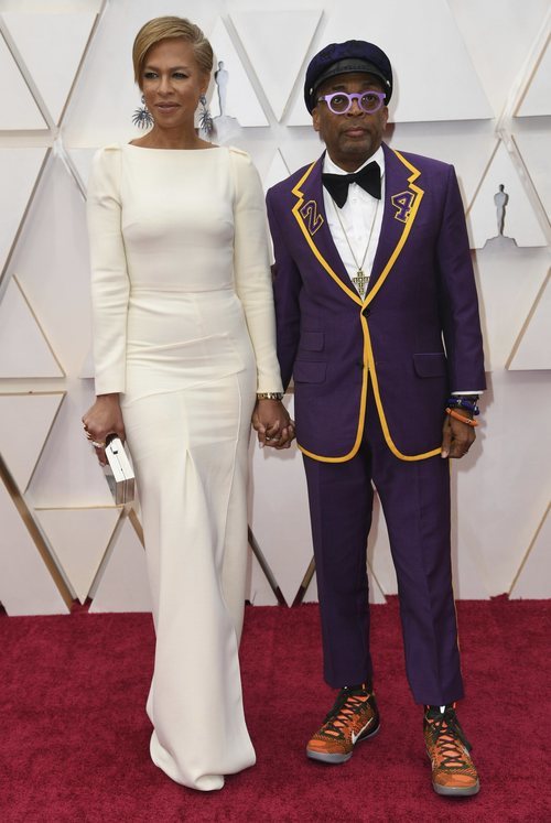 Tonya Lewis Lee y Spike Lee posan en la alfombra roja de los Oscar 2020