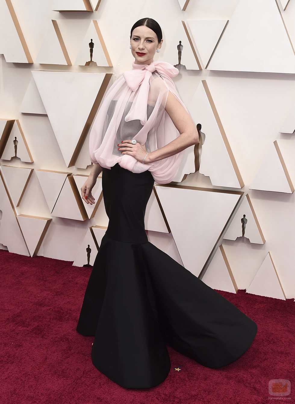 Caitriona Balfe posa en la alfombra roja de los Oscar 2020