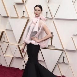 Caitriona Balfe posa en la alfombra roja de los Oscar 2020