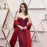 Kaitlyn Dever posa en la alfombra roja de los Oscar 2020