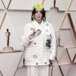 Billie Eilish posa en la alfombra roja de los Oscar 2020