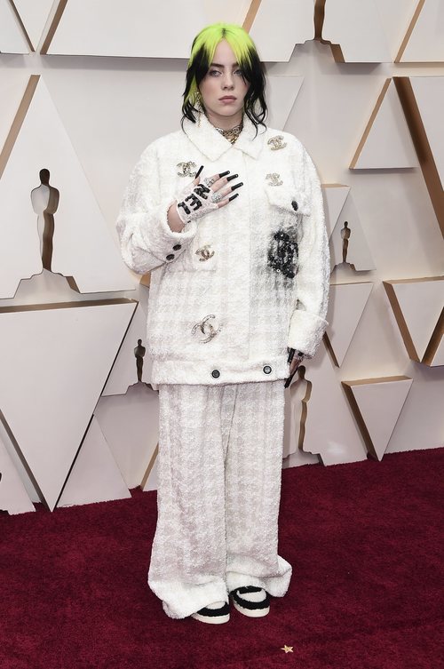 Billie Eilish posa en la alfombra roja de los Oscar 2020