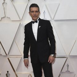 Antonio Banderas posa en la alfombra roja de los Oscar 2020