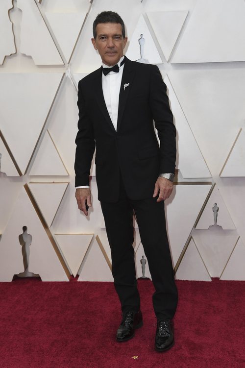 Antonio Banderas posa en la alfombra roja de los Oscar 2020