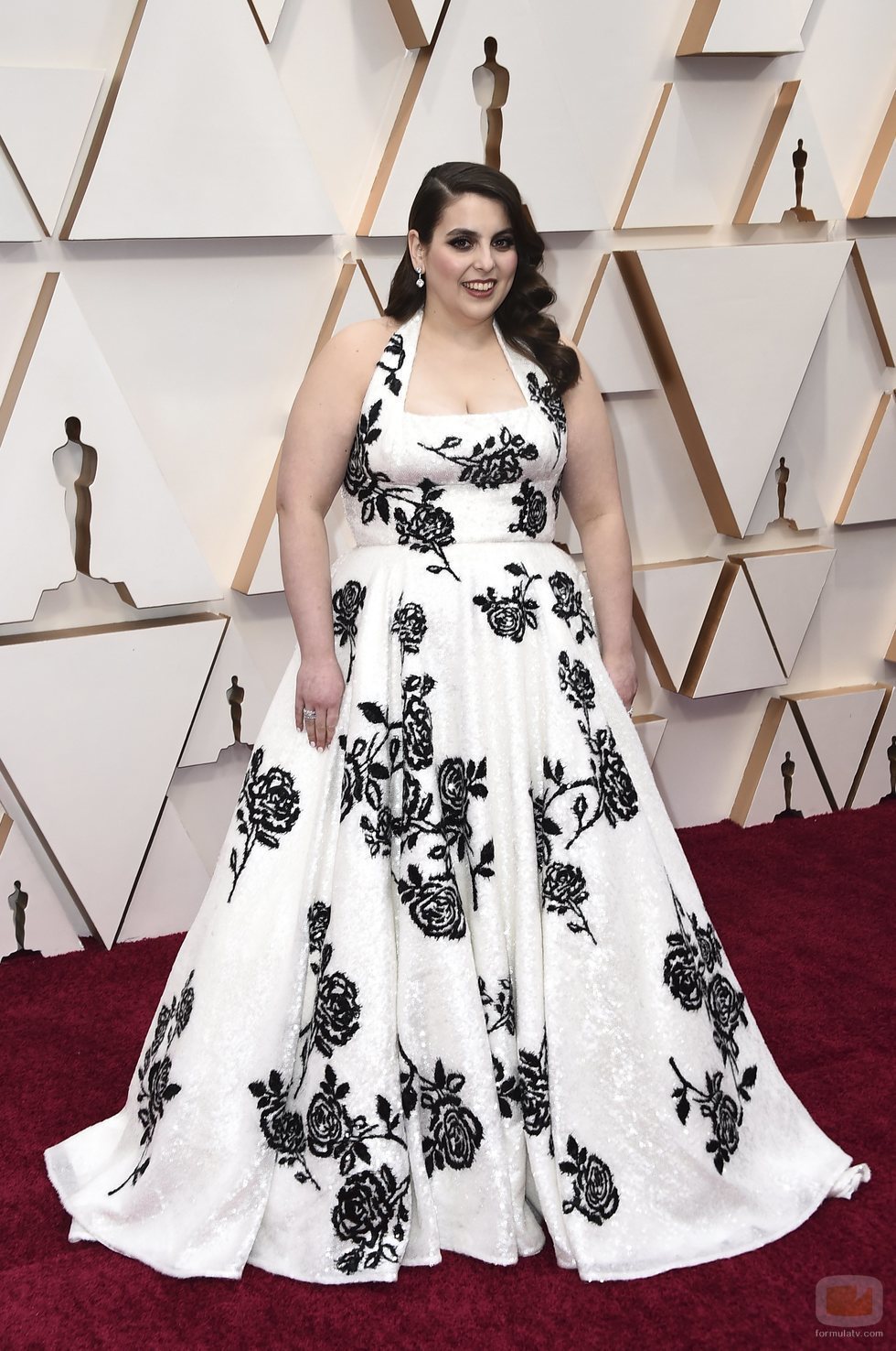 Beanie Feldstein posa en la alfombra roja de los Oscar 2020