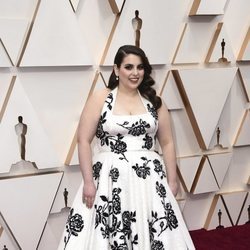 Beanie Feldstein posa en la alfombra roja de los Oscar 2020