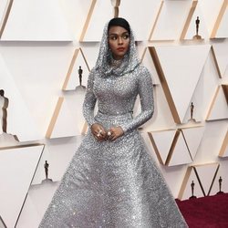 Janelle Monae posa en la alfombra roja de los Oscar 2020