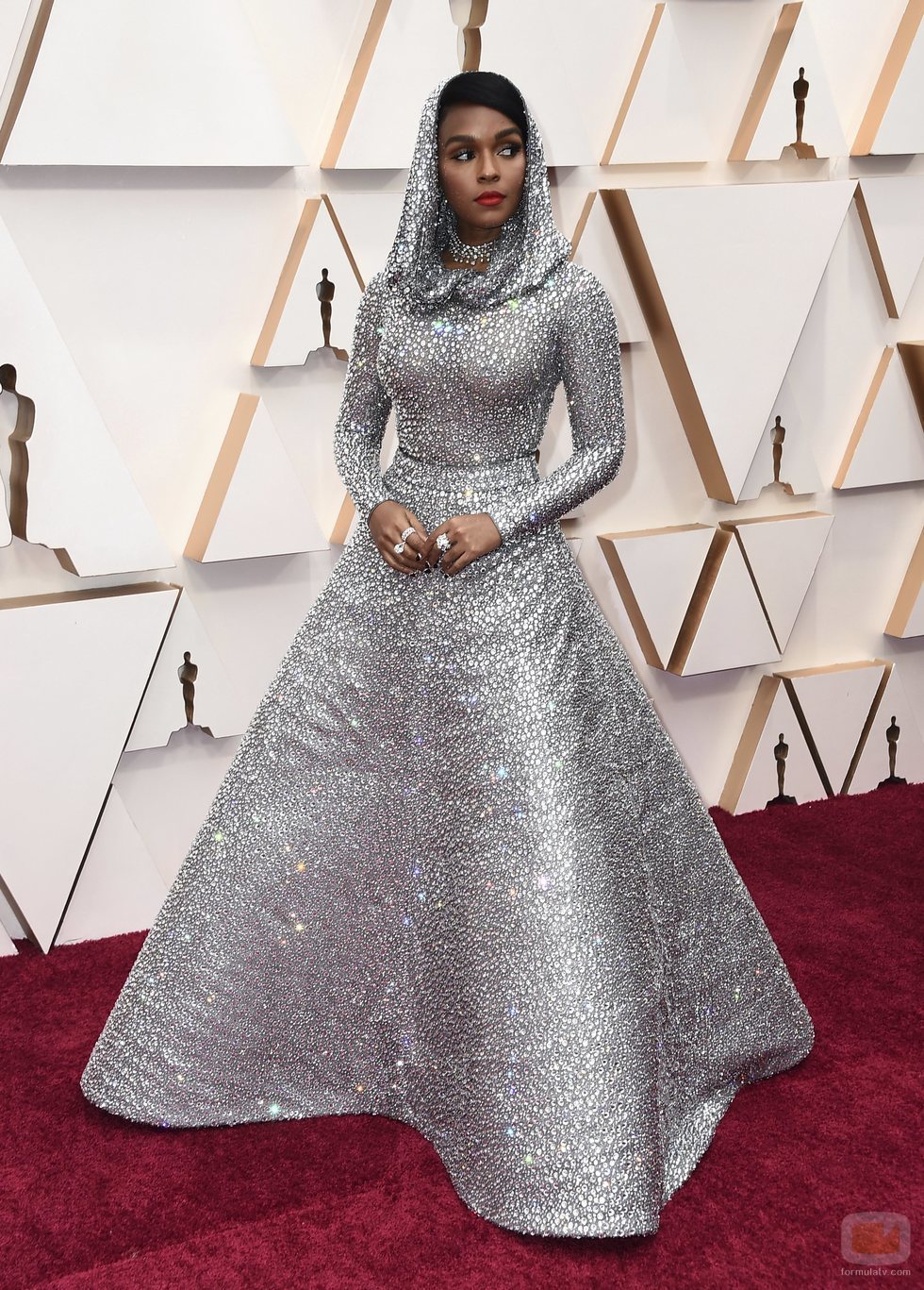 Janelle Monae posa en la alfombra roja de los Oscar 2020
