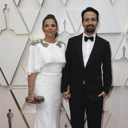 Vanessa Nadal y Lin-Manuel Miranda posan en la alfombra roja de los Oscar 2020