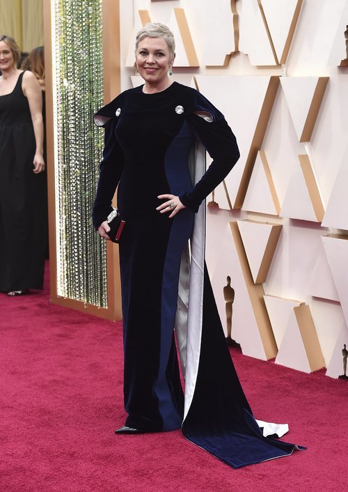 Olivia Colman posa en la alfombra roja de los Oscar 2020