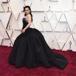 Kelly Marie Tran posa en la alfombra roja de los Oscar 2020