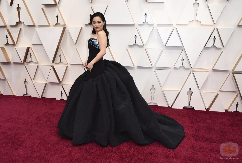 Kelly Marie Tran posa en la alfombra roja de los Oscar 2020