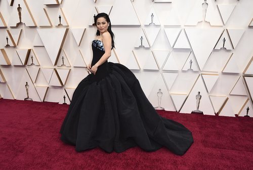 Kelly Marie Tran posa en la alfombra roja de los Oscar 2020