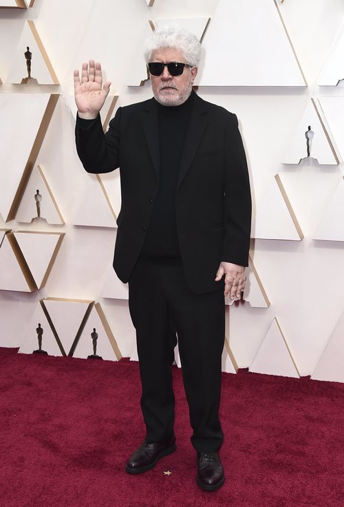 Pedro Almodóvar posa en la alfombra roja de los Oscar 2020