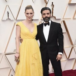 Elvira Lind y Oscar Issac posan en la alfombra roja de los Oscar 2020
