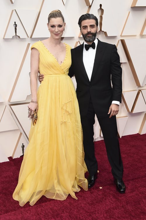Elvira Lind y Oscar Issac posan en la alfombra roja de los Oscar 2020
